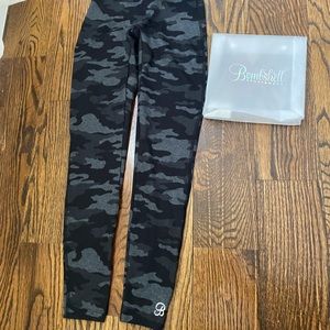 NEW Bombshell Sportswear Fit Camo Leggings Medium